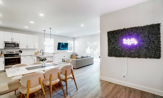 Oakdale House | Elegant Retreat at Charlotte Uptown Hotel for Families