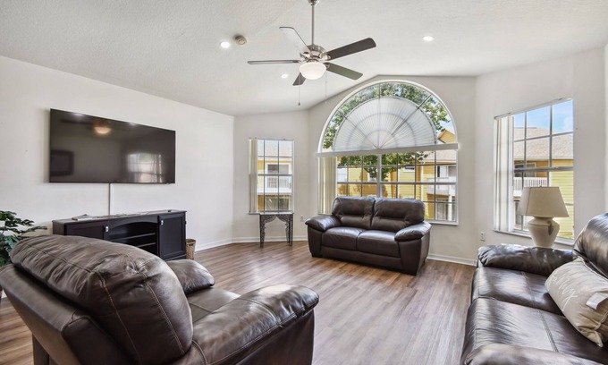 Lindfields Condo | Unforgettable 3B/2B Condo Near Disney with Lake View