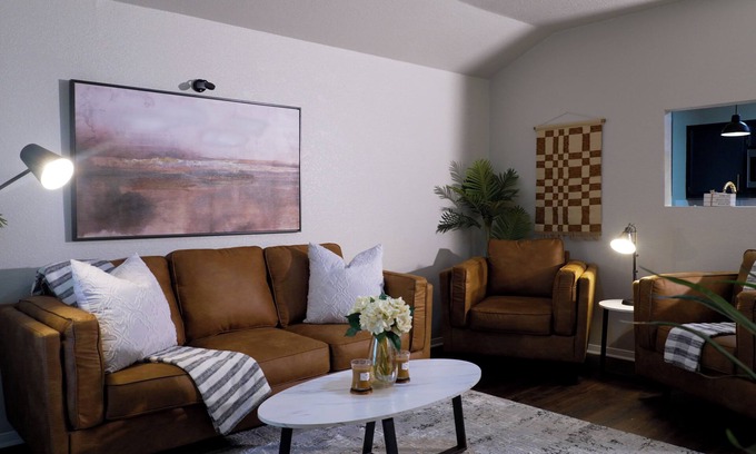 Killeen House | Escape to our cozy Black House retreat, just minutes from Fort Carvazos!