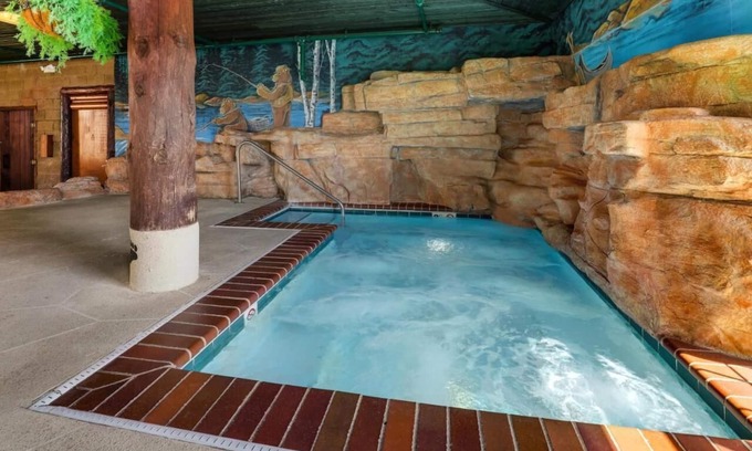 Galena Hotel | Cozy Inn Getaway in Galena: Pool, Parking & Pet Friendly