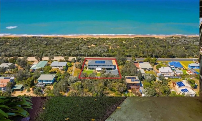 Paradise Beach House | Beachfront Haven: Family-Friendly with Breathtaking Views