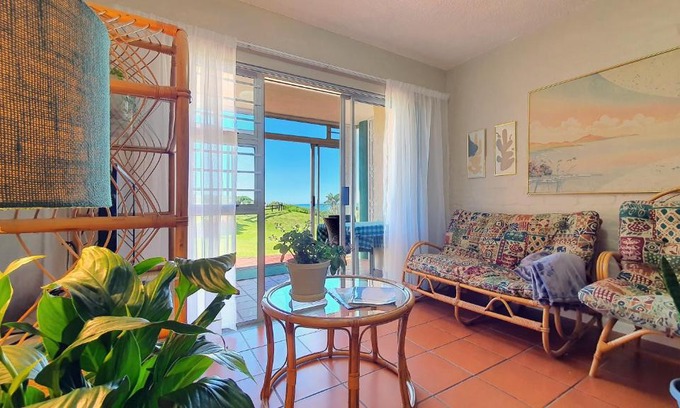 Aston Bay Apartment | Beachside Apartment Escape: Guest Rated 9.3 with Ocean View