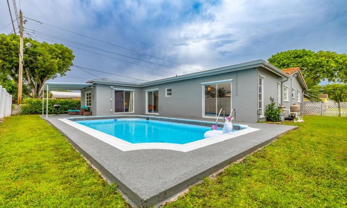 Margate Villa | Discover Tropical House: Poolside Oasis with BBQ & Ocean View