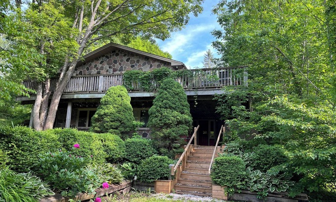 Creemore House | Relaxed Country Getaway with Spa & Pet-Friendly Amenities