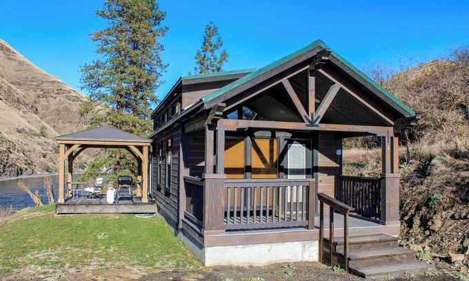 White Bird Cabin | Escape to River Retreat Cabin #4 — Salmon River Views & Adventure Out Your Door