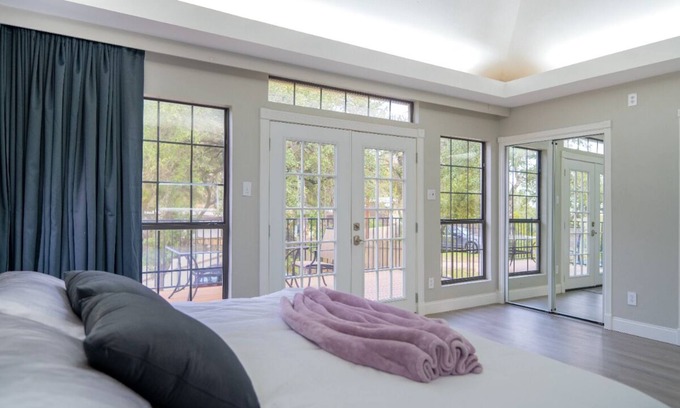 West Oak Hill House | Discover Modern Minimalist Retreat with Spa in Austin