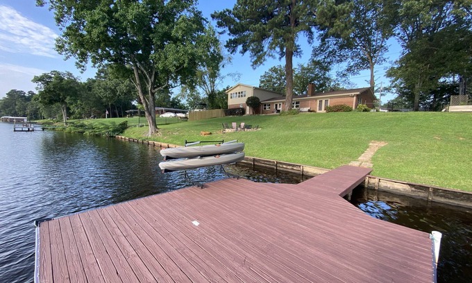 Gladewater House | Discover a Hidden Gem by the Lake with Fantastic Amenities