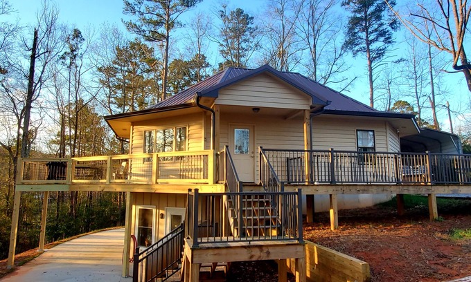 Lavonia House | Experience Lakefront Bliss with Pet-Friendly Amenities