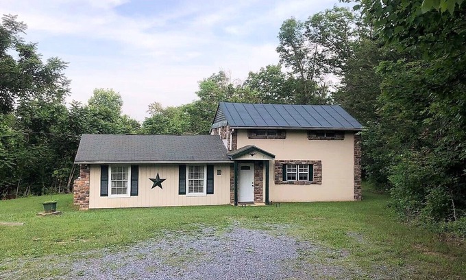 Luray Cabin | Mountain Retreat: Pet-Friendly Getaway with Ocean Views