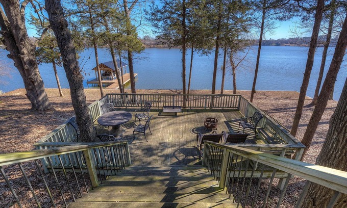 Winnsboro House | Escape to the shores of Lake Winnsboro!