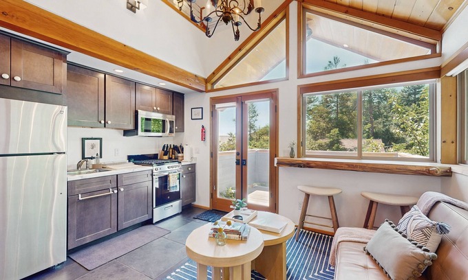 Idyllwild House | Escape to the Ultimate Mountain Retreat in Idyllwild: Stunning Views, Cozy Vibes