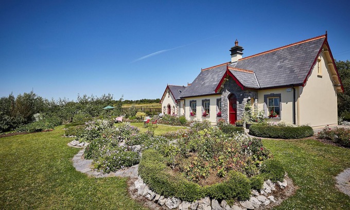 Ennis Cabin | Enchanting Rural Lodge on a Horse Farm with Pool & Breakfast