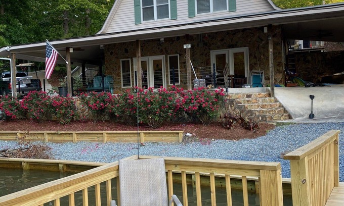 New London House | Relax and Unwind at Badin Lake with Stunning Views