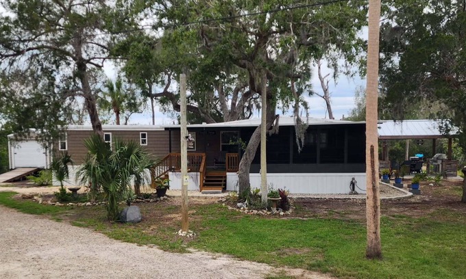 Crystal River Cottage | Unmatched Access to Gulf of Mexico with Kayaks & Canoes!
