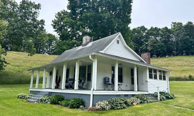 Mars Hill Cottage | Tranquil Retreat: 10/10 Rated Near Mars Hill & Asheville