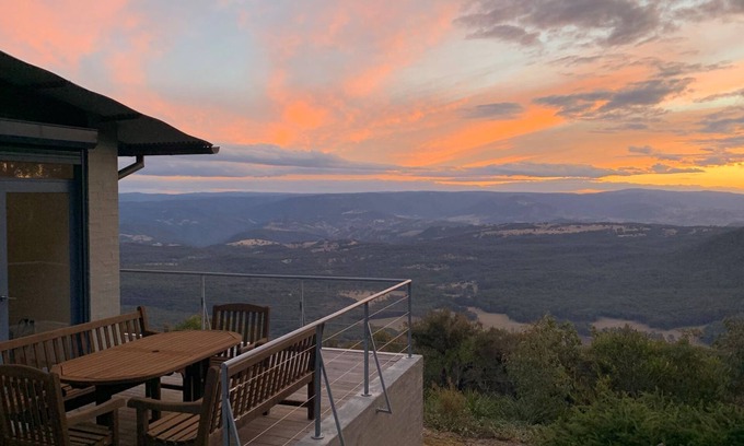 Medlow Bath House | Tranquil Escarpment Hideaway: Family-Friendly Retreat