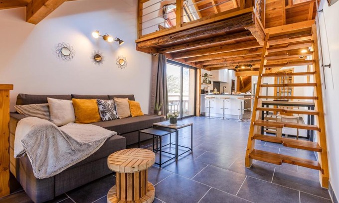 Saint-Martin-de-Queyrieres Apartment | Escondido - Peaceful Retreat for Families and Travelers
