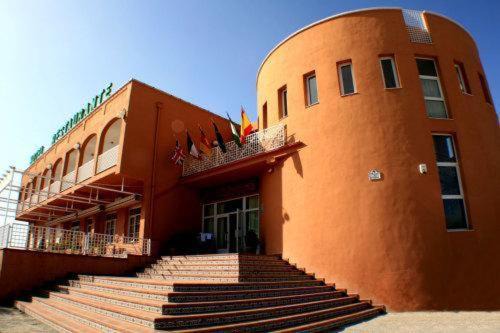 Puerto Lope Hotel | Pet-Friendly Escudo de Granada with Pool and Restaurant