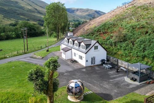 Ysbyty Ystwyth House | Discover Esgair Wen: Family-Friendly Retreat with Hot Tub