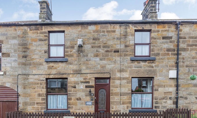 Castleton Cottage | Family-Friendly Esklets Cottage with Garden in Castleton