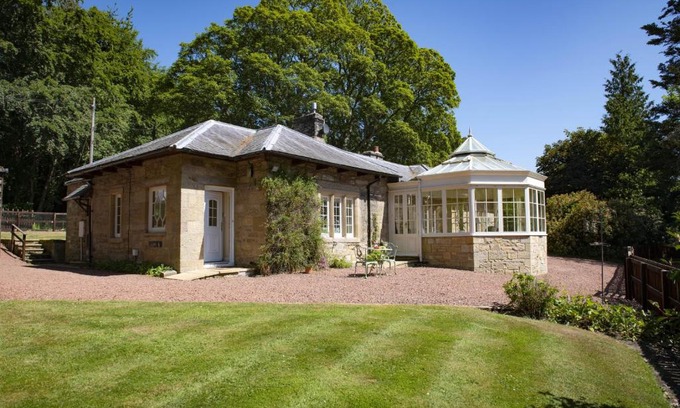 Alnwick House | Discover Pet-Friendly Comfort at Eslington Lodge