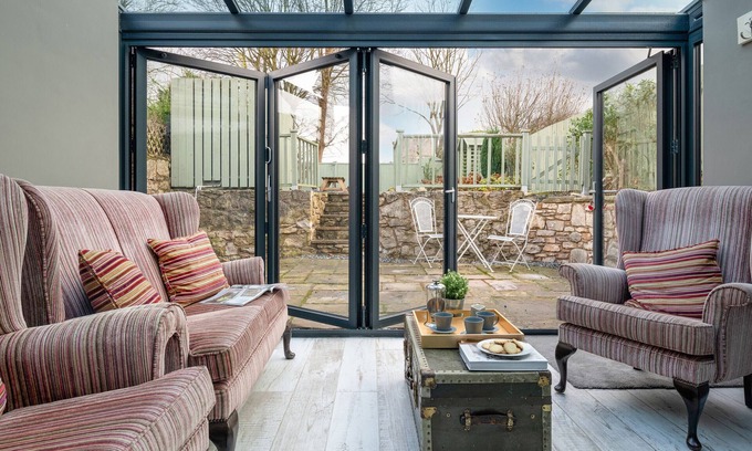 Caerwys Cottage | Top-Rated Esmor Cottage: Oceanfront Retreat with Breakfast