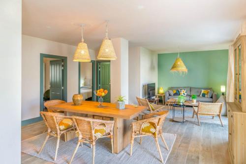 Cadreita House | Inviting Casa Blanca: Family-Friendly Retreat Near Sendaviva