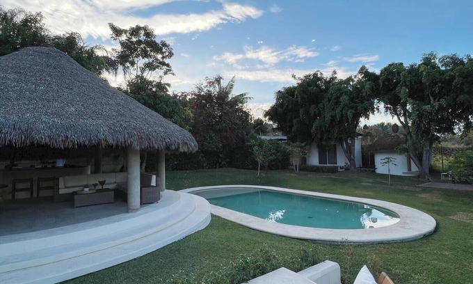 Yautepec House | Espaciosa y refinada casa campirana. Con alberca climatizada, jacuzzi y palapa.