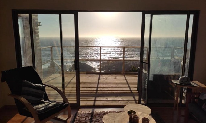 El Quisco House | Oceanfront Retreat: Cabaña Las Rocas with Wave Views