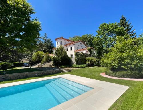Olot Villa | Enchanting Casa Chateau in Central Olot with Pool & Ocean View