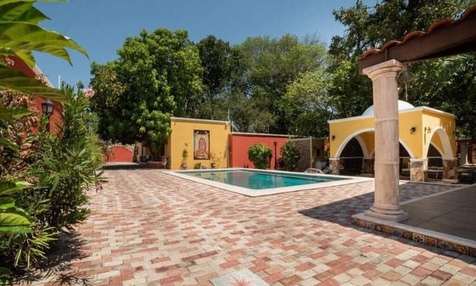 Centro House | Enchanting Casona with Pool and Garden in Merida