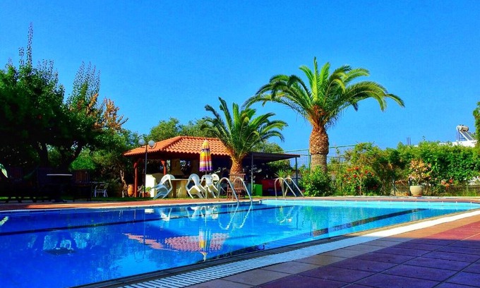 Platanes Hotel | Inviting Esperia Apartments with Pool and Oceanfront Views
