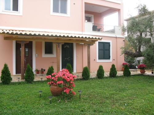 Kavallos Apartment | Pet-Friendly Esperia Studios: Guest Rated 9/10 for Families