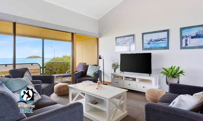 Victor Harbor House | Esplanade 3BR Holiday Home with Ocean Views & Pool