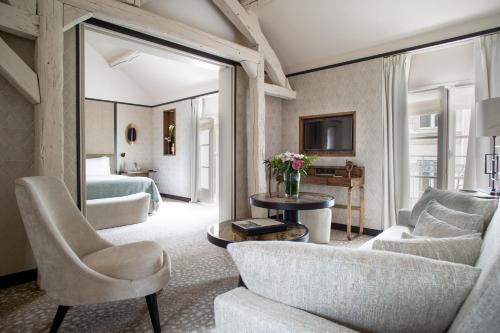 6th Arrondissement Hotel | Elegant Esprit Saint Germain: Pet-Friendly & Spa Retreat
