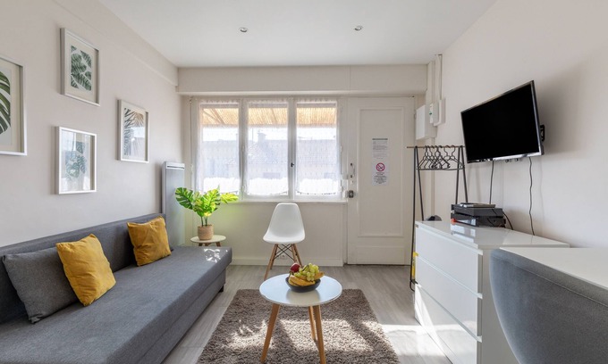 Gentilly Apartment | Cozy Esprit Tropical Studio with Kitchen and Spa Amenities