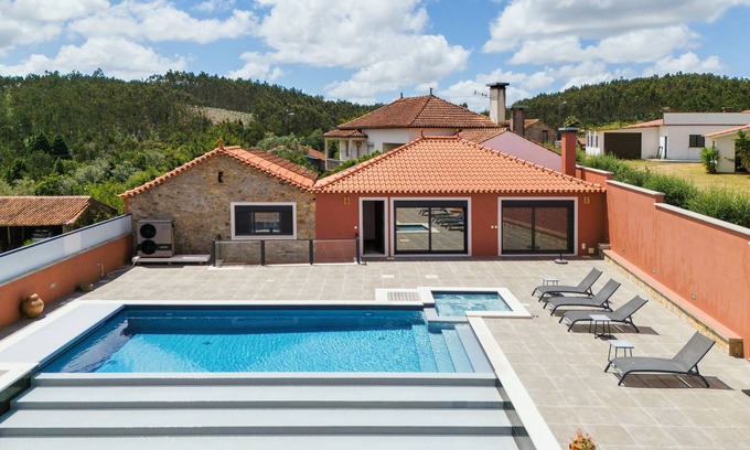 Mortagua House | Relax in Serenity: Ocean View Oasis with Pool & Kitchen