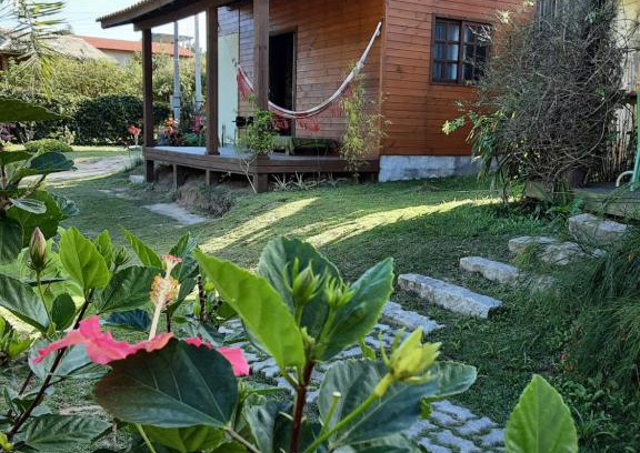 Praia do Rosa Ski Chalet | Essência da Terra: Family-Friendly Cabanas for Your Getaway