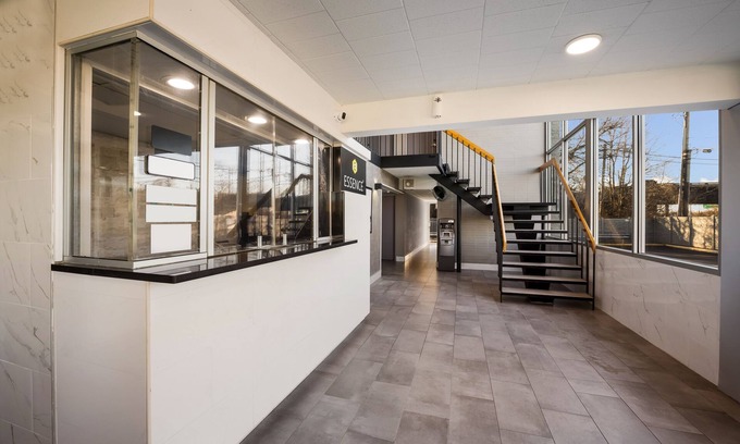 Wayne Hotel | Budget-Friendly Essence Express Wayne with Breakfast Included