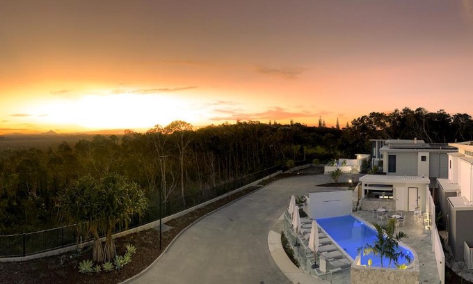 Peregian Beach House | Elegance at Essence Peregian Beach Resort - 5 Bedroom Retreat