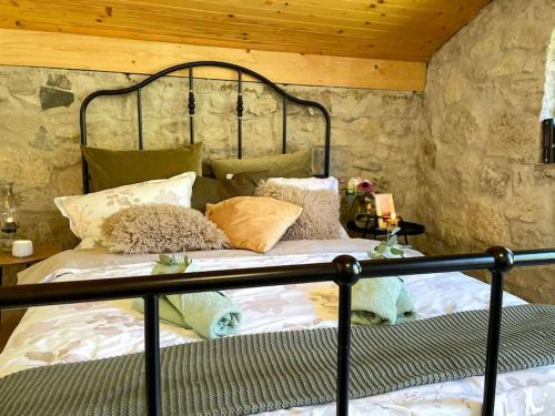 Streda nad Bodrogom Apartment | Essentia - Vinársky Domček with Outdoor Hot Tub & 10/10 Score