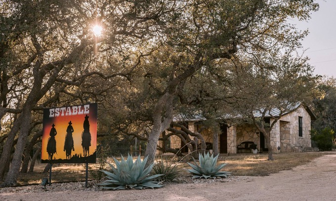 Dripping Springs House | Experience Estable - Asante Lodging with Ocean Views