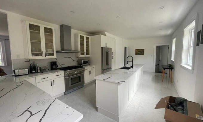 Glen Cove House | Experience Estate Getaway with Ocean View & Pet-Friendly Perks