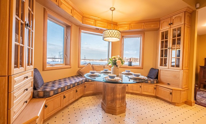 Petawawa House | Beautiful Estate House on the Ottawa River with Boating Access