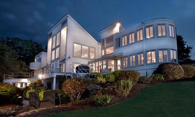 Seneca House | Experience the Estate on the Lake: 9.4/10 Guest Rated Oasis