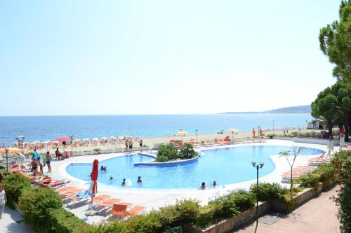 Montepaone Lido Hotel | Cozy Estella Club: Oceanfront Stay with Pool & Spa