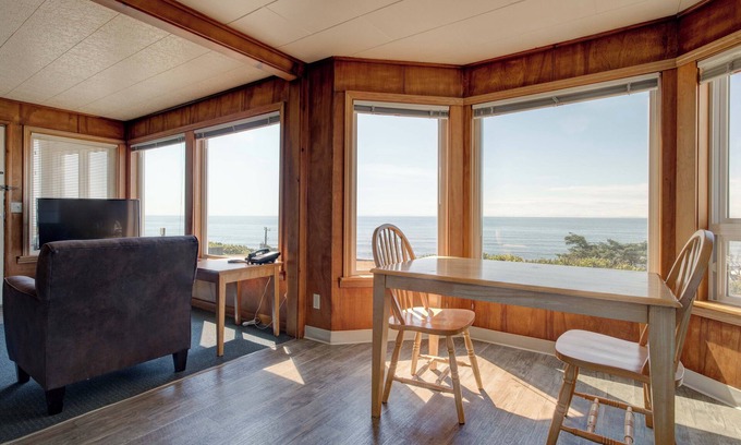 Lincoln City Hotel | Eco-Friendly Comfort at Ester Lee Motel - Rated 8.6/10