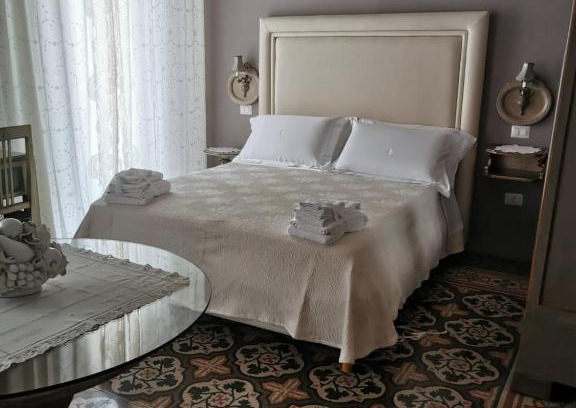 Crotone Bed & Breakfast | Oceanfront Estes: Guest Rated 9.7 with Breakfast Included