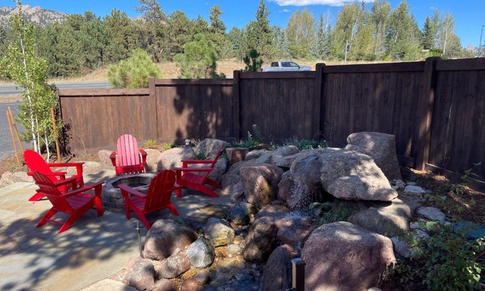 Estes Park Hotel | Explore Estes Mountain Inn: Pet-Friendly with Pool Access