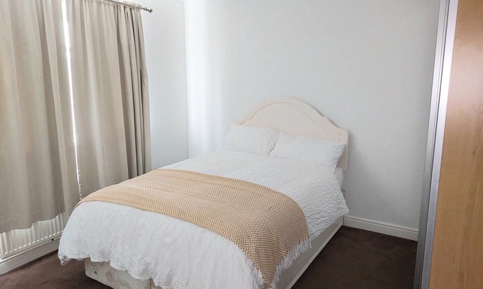 Eltham South House | Esther's Delight Homestay: Family-Friendly with Breakfast Included